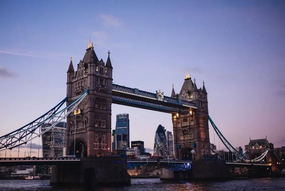 A scenic view of the London Bridge in London.!