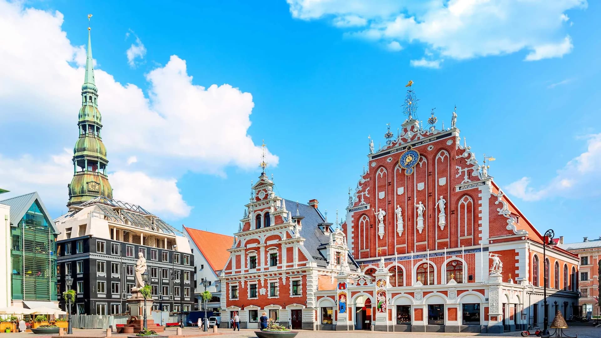 The House of the Black Heads and St. Peter’s Church in Riga’s Old Town, as Latvia prepares for 2025 e-invoicing reforms with DDD Invoices providing full API support.