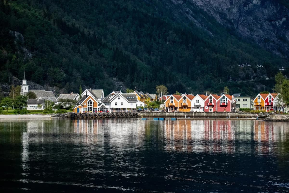 Colorful waterfront houses in Bergen reflected in the harbor, highlighting Norway’s fiscalisation and e-reporting environment, supported by DDD Invoices.