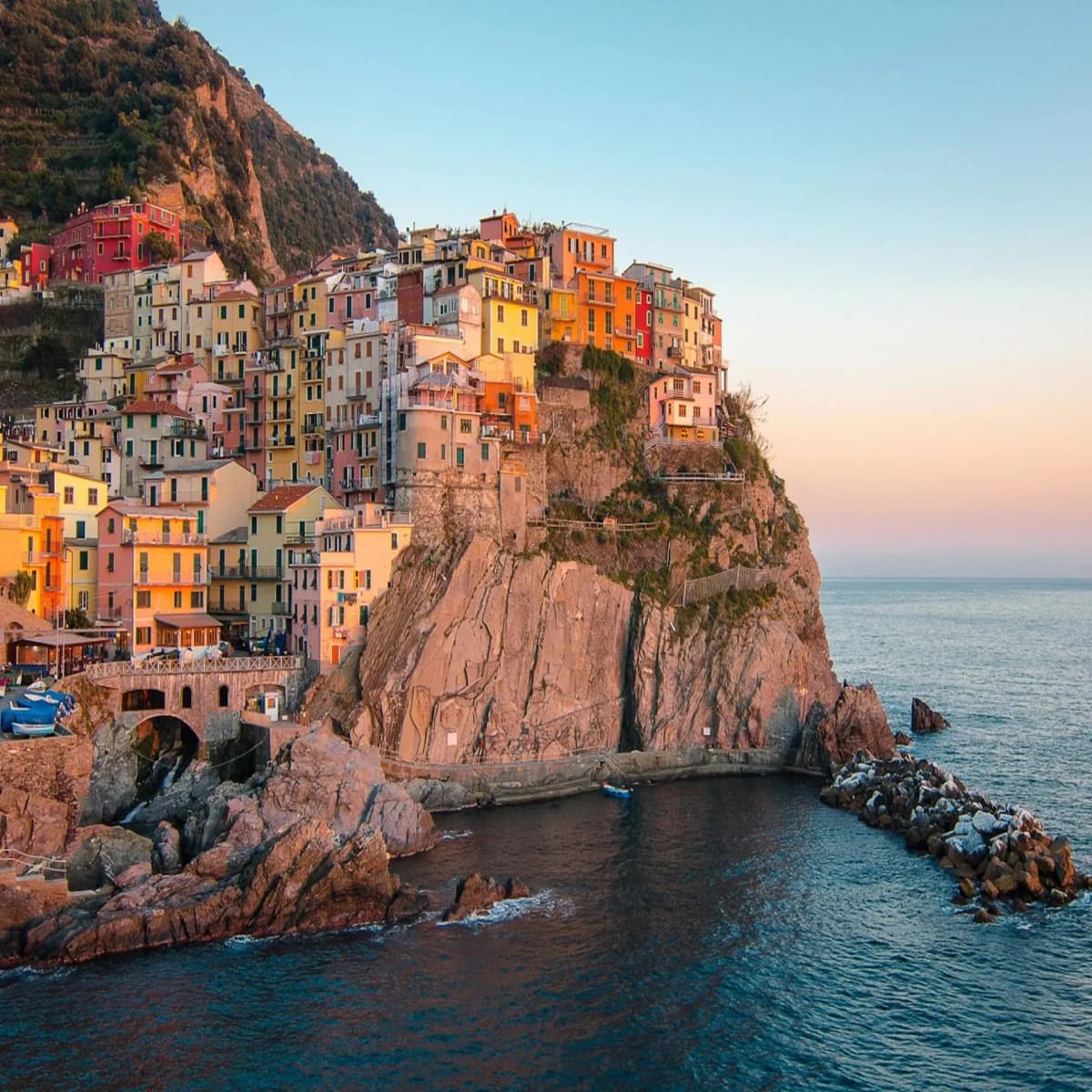 DDD Invoices supporting e-invoicing in Italy, featuring colorful cliffside houses overlooking the sea in Cinque Terre.