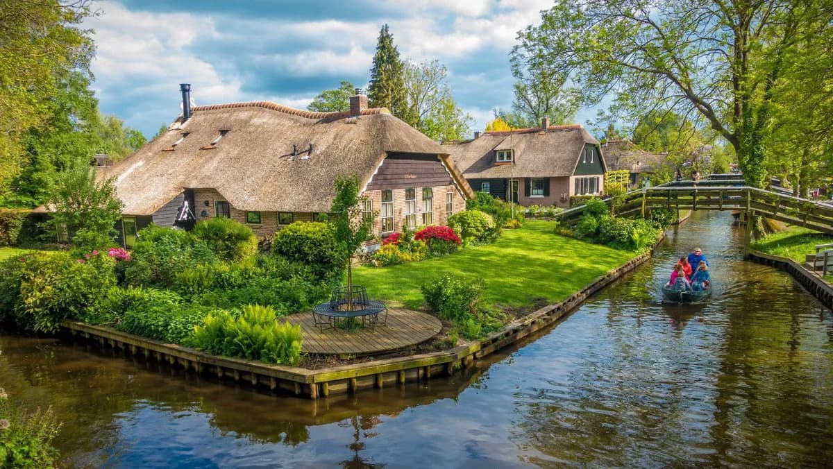 Scenic canal village in Giethoorn, Netherlands, where charming thatched-roof houses line the waterways, enhanced by DDD Invoices for smooth and modern digital invoicing solutions.