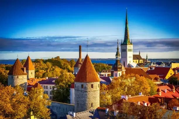 DDD Invoices e-reporting and VAT compliance for businesses under Estonian tax regulations illustrated by the historic Old Town skyline of Tallinn, Estonia