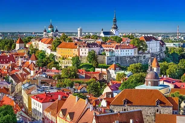 DDD Invoices e-reporting and VAT compliance for businesses under Estonian tax regulations illustrated by the historic Old Town skyline of Tallinn, Estonia.