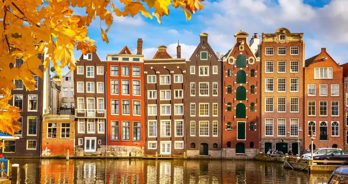 DDD Invoices supporting fiscalisation in the Netherlands, with Amsterdam canal houses reflected in autumn waters.
