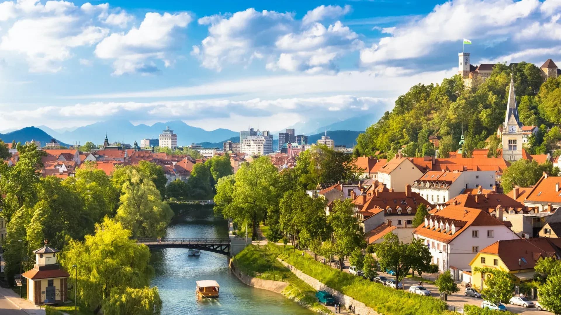 DDD Invoices supporting fiscalisation in Slovenia, featuring Ljubljana’s old town, the Ljubljanica River, and Ljubljana Castle overlooking the city.