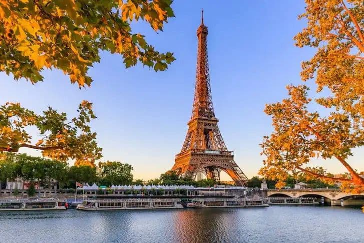 The Eiffel Tower by the Seine in Paris, highlighting France’s shift to mandatory e-invoicing in 2026 with DDD Invoices offering easy API integration.