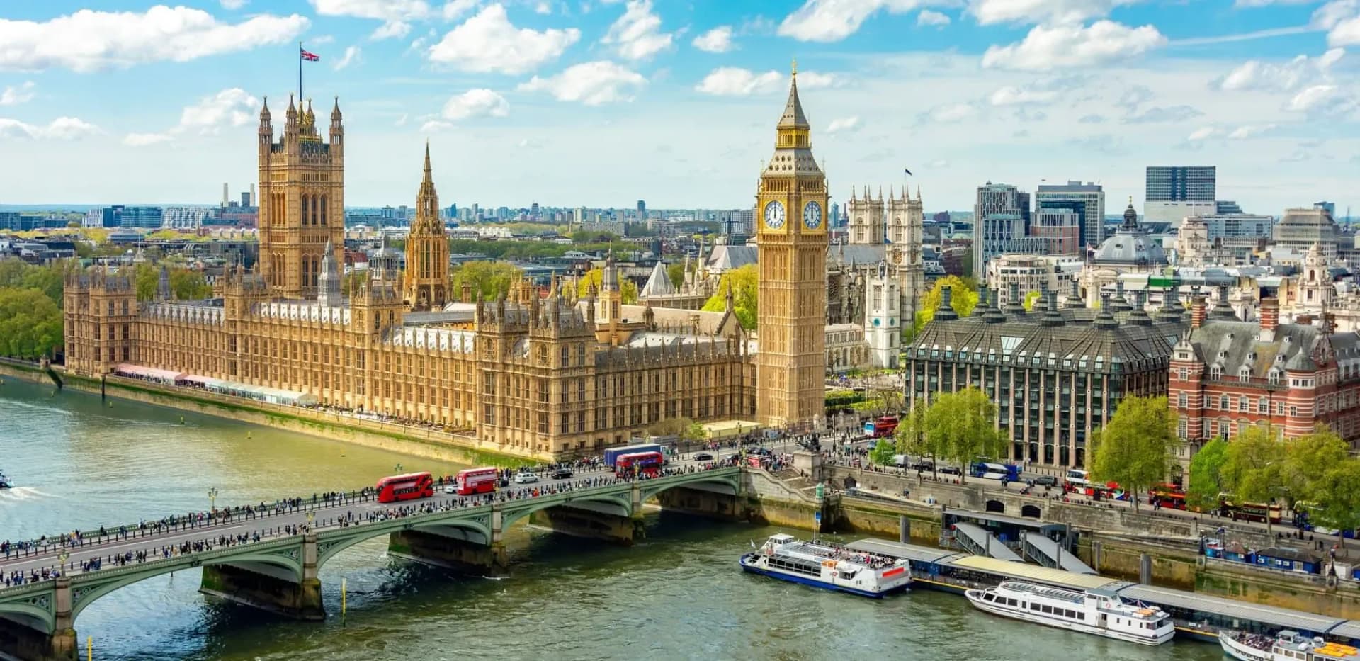 Panoramic view of London featuring Big Ben, the Houses of Parliament, and Westminster Bridge, representing how DDD Invoices empowers UK businesses with compliant e-invoicing and digital reporting solutions.