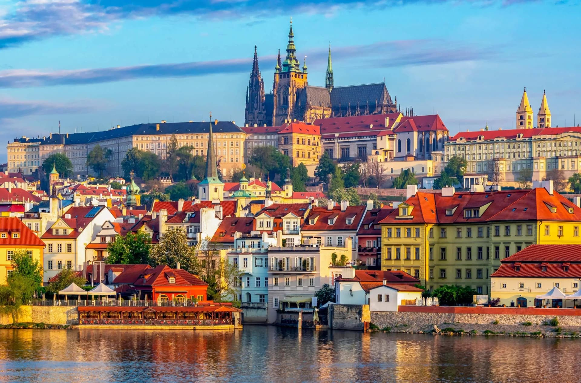 Scenic view of Prague’s historic waterfront and Prague Castle at sunset, used by DDD Invoice in content about Czechia’s evolving e-invoicing and fiscalization landscape.