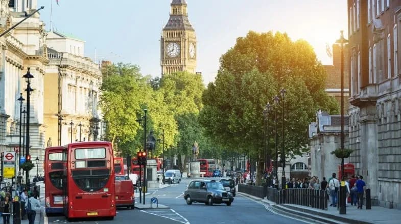 Street view of London with red buses and historic buildings, reflecting the UK’s e-invoicing landscape supported by DDD Invoices.