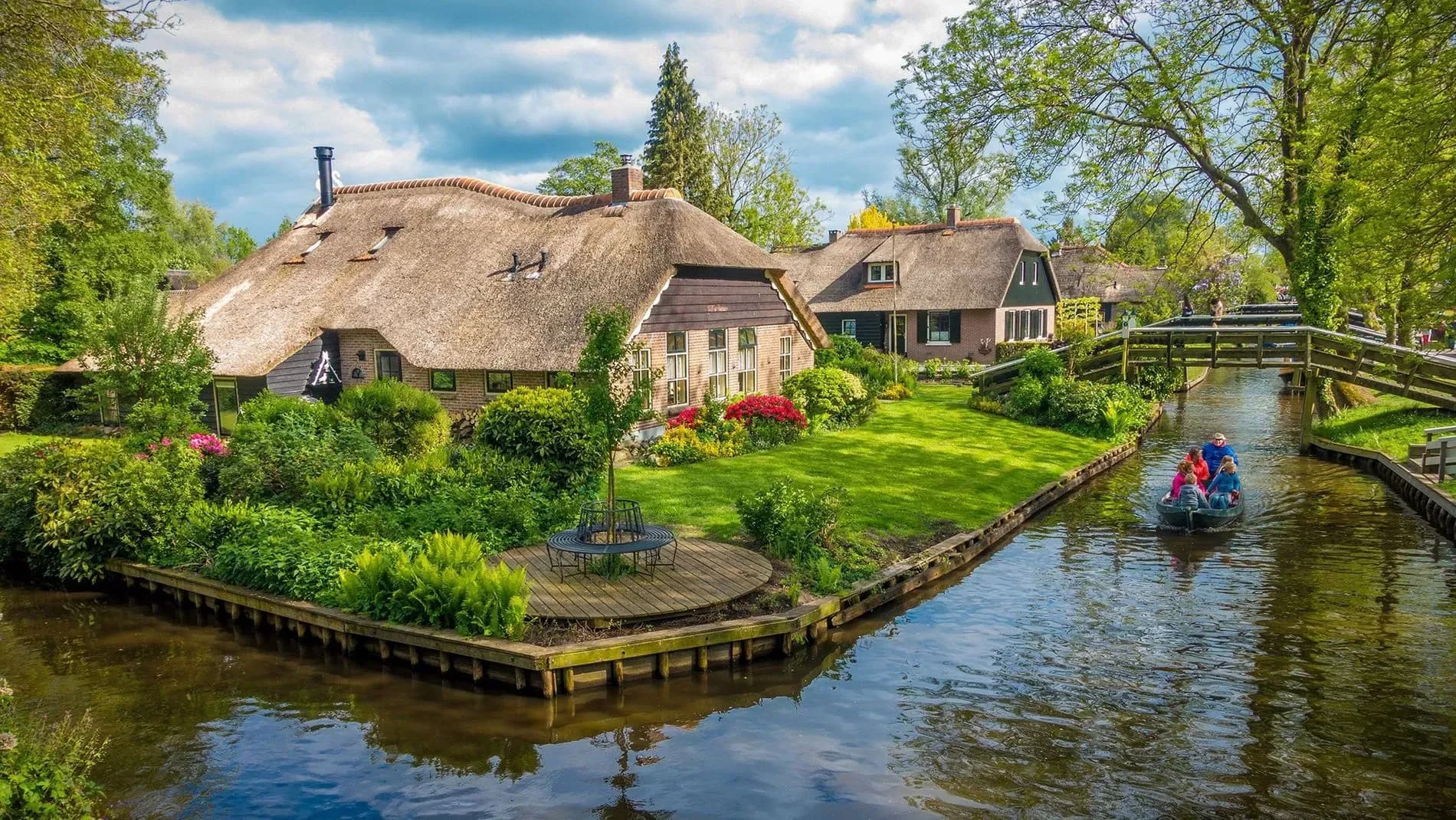 Scenic canal village in Giethoorn, Netherlands, where charming thatched-roof houses line the waterways, enhanced by DDD Invoices for smooth and modern digital invoicing solutions.